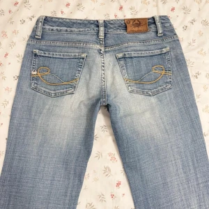 ultra lowrise bootcut jeans  - unika vintage ltb passar xs och sitter mycket lågt i bra vintage skick, lilla hålet kan enkelt sys om man vill kan jag göra det innan jag skickar de  följ för mer 💌 leverans inom 24h   midja 35 innerben 75,5