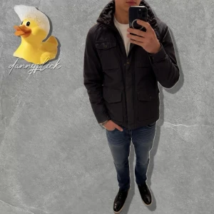 Mörkblå field jacket från Bläck. - Hej! Säljer denna field jacket/fältjacka från Bläck i storlek S. Men jackan är stor i storleken och passar därför även större storlekar. Personen på bilden är 177 cm lång.  Mått: Längd: 71 cm Bredd: 52 cm. Skriv vid funderingar!