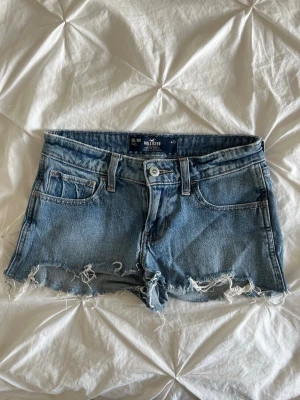 Blå jeansshorts från Hollister - Säljer ett par blå jeansshorts från Hollister som sitter jätte bra på men tyvärr är för små för mig nu💕