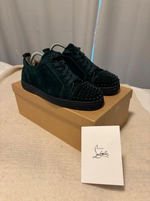 Christian louboutin - Riktigt schyssta skor från Christian Louboutin i storlek 43,5 – passar alltså 44–44,5! • Har blivit professionellt lappade i hälen för extra komfort ✅ 100% autentiska och äkta. • Kvitto, Äkthetsbevis, 2st dustbags, extra snören, tillhörande sko låda medföljer • Mjuk och fin mocka. Vänligen se bilder för skick. Överlag en väldigt skön sko. Nypris – 7000kr+!