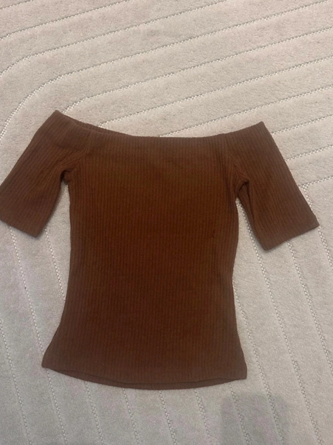 Två ribbade offshoulder-toppar - 2