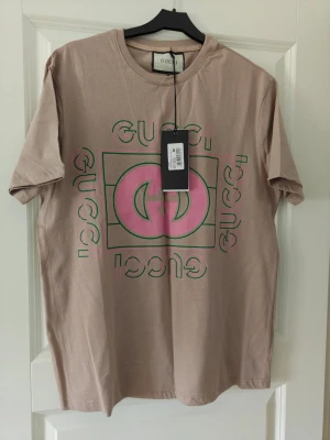 Beige t-shirt - Snygg beige t-shir. Klassisk rund halsringning och korta ärmar. Tillverkad i mjuk bomull för skön känsla och avslappnad passform. Ej original 