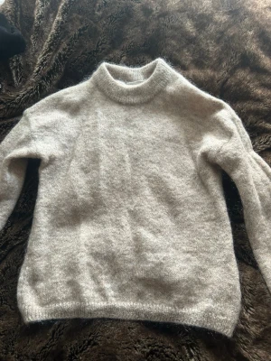 Mohair tröja - Säljer denna supermysiga stickade tröjan i mohair, perfekt nu till hösten❤️
