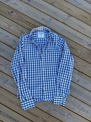 Vintage Abercrombie & Fitch skjorta - Säljer denna Vintage Abercrombie & Fitch skjorta i mycket bra skick, inga defekter! Storlek M. Kontrollera måtten innan ni köper! Hör av er vid frågor eller minsta fundering 🙌  Se mått nedan:  Längd: 68 cm  Bred: 50,5 cm  Ärm: 71 cm