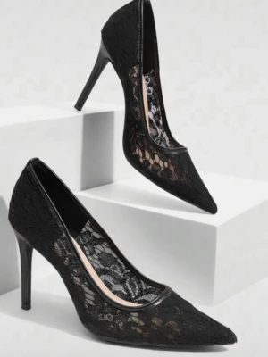 Svarta Heels - Säljer ett par svarta pumps med spetsig tå och hög klack. Skorna är täckta av elegant spetsmaterial som ger en lyxig känsla. Perfekta för dig som vill ha en stilren och trendig look med extra detaljer.