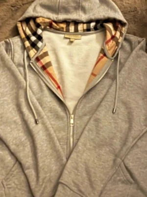 Burberry tröja - Grå tröja med unik iner design.