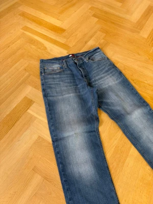 Blå raka jeans med fem fickor - Tommy Hilfiger jeans i storlek 31/ 34. Som nytt skick! Kom gärna med frågor!