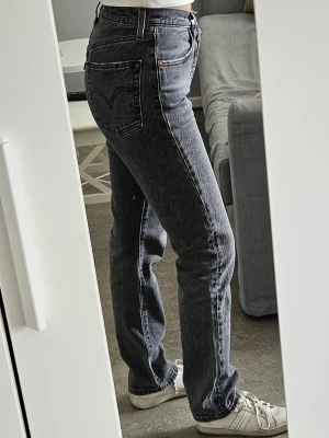Gråa Levi's 501 Jeans - Storleken är W24 L30 och dem passar mig bra längdmässigt som är 160 cm lång.   ❕️Jeansen sitter lite för tight för mig, men här kommer mina mått ändå så ni har något att jämföra med:  🌸 Mitt midjemått (omkretsen där byxan slutar, ungefär vid naveln) är ca 74 cm.  🌸 Mitt höftmått är ca 87 cm.  🌸 Omkretsen där jag är som "bredast" under höften är ca 93 cm.  Byxan har i stort sätt inga skador eller slitage, däremot kan det förekomma slitage som visas på bild 6, men inga värre skador.