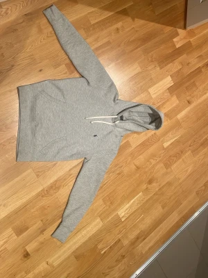 Ralph lauren hoddie  - Säljer en grå Ralph Lauren hoodie i storlek XS för 450kr. Hoodien har inga defekter och är i bra skick.🙌 Om du har några frågor så är det bara att skriva