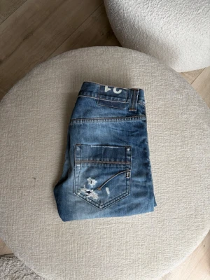 Dondup Jeans - Säljer nu dessa riktigt feta Dondup Jeansen med snygg tvätt och feta slitningar! Storlek - W31 Skick - 9/10 Försöker skicka samma dag annars så snabbt jag kan! Hör av dig vid fler frågor!