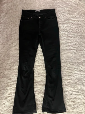 Svarta bootcut jeans från Gina  - Svarta jeans från Gina. ( jag har sprättat upp dom  ner till)