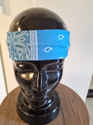 Bandanas/hårband - Bandanas/hårband  färgade. Elastisk. 23 cm bredd.6 cm hög. Trikåtyg. Elastisk. Andningsbar. Rynkfri. Polyester.