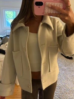 Beige kappa med stora fickor - Säljer min jättesöta kappa från Kappahl som inte kommer till användning längre
