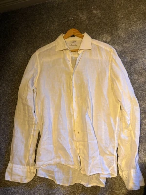 Vit linneskjorta från Stenströms - Vit linneskjorta från Stenströms. Nypris ca 1800kr. Storlek M. Bra skick.