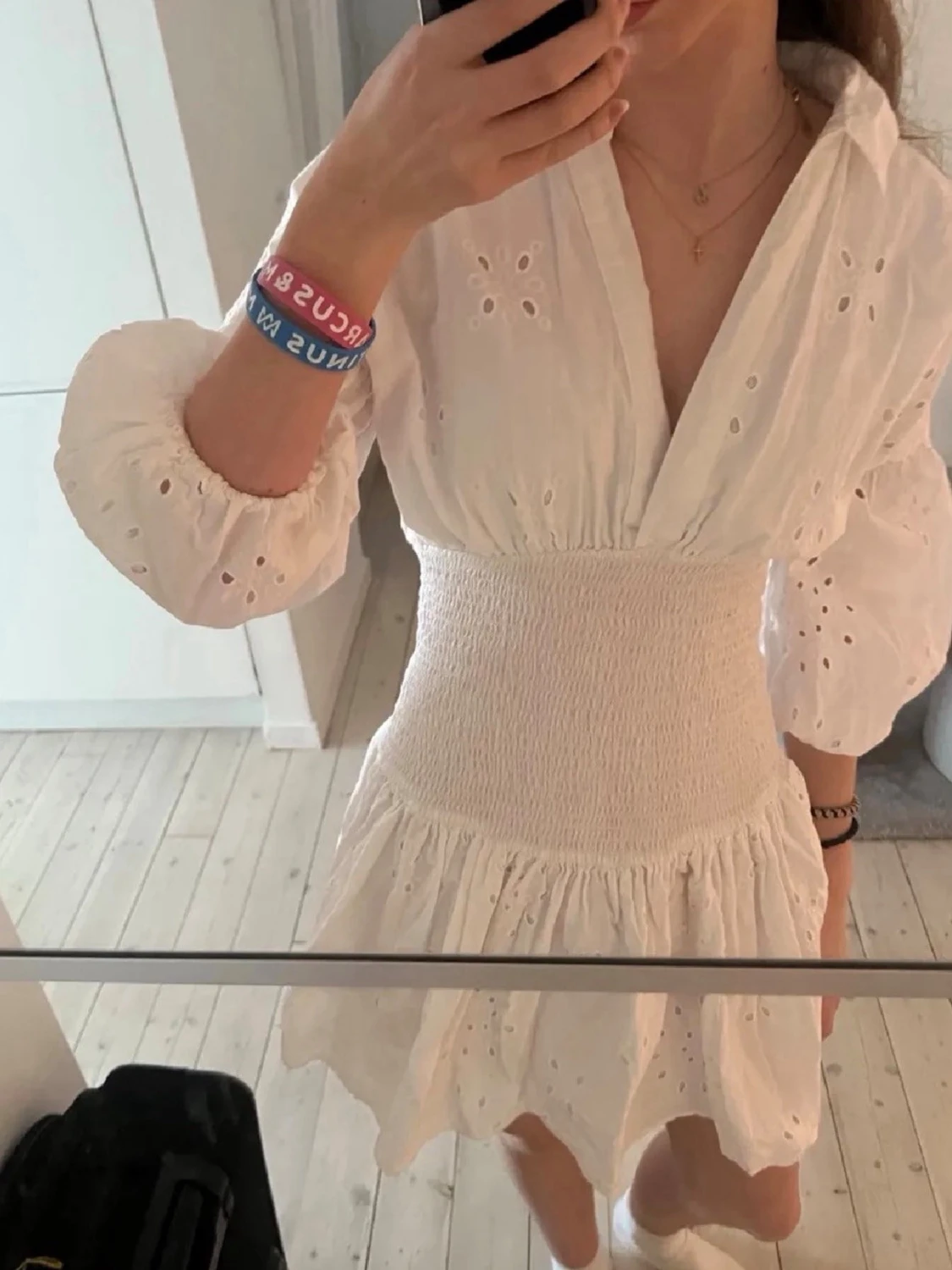 Vit kort klänning med broderade detaljer - 4