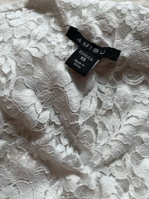 Vit spetströja  - Säljer en superfin vit spetströja från Amisu i storlek XS. 