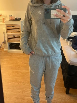 Nike mjukis set - Jätte fint och skönt mjukis set från Nike dom är i bra skick , säljer för de inte används , skriv vid frågor 💕