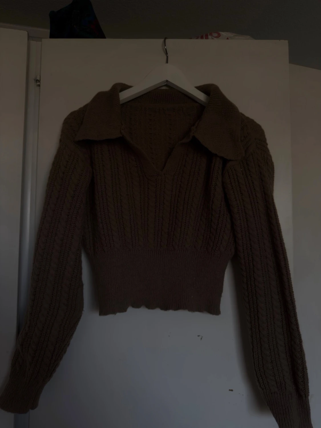 Brun stickad tröja med krage - 1