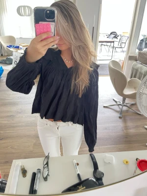 Svart blus - Säljer en supersnygg svart blus från gina young 158/164 perfekt till vardags eller fest 🥰