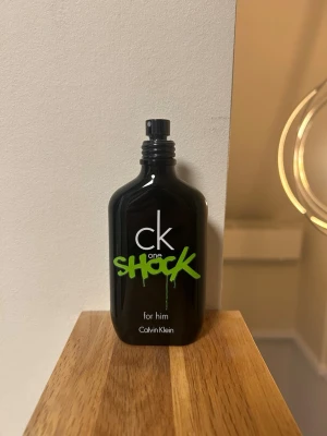 Calvin Klein Shock - Säljer en Calvin Klein Shock parfym. Den har en väldigt kryddig och varm doft som är helt perfekt nu inför hösten och vintern, speciellt för skolan. Det återstår ungefär 60ml i flaskan. Köparen får även ett gratis random sample från min kollektion.