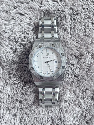 Vit klocka - Snygg Quartz klocka med stilrent silver armband. Klockan är väldigt stilig och passar till alla outfits, klockan har helt nya batteri och fungerar precis som den ska. Hör av er vid minsta lilla fundering 🤨🙏