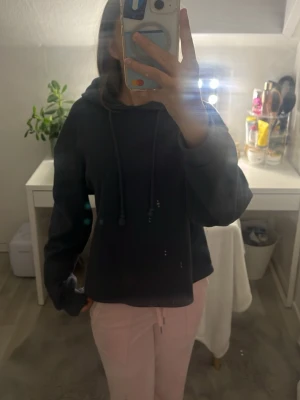 Mörkblå hoodie från PIECES - Mysig mörkblå hoodie från PIECES med huva och dragsko. Tillverkad i mjukt material med borstad insida för extra komfort. Perfekt för chill dagar eller när du vill ha en avslappnad look.