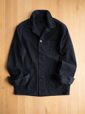 Svart overshirt med fickor - Stilren svart overshirt i kraftigt bomullstyg med tre stora utanpåliggande fickor och knäppning framtill. Klassisk krage och uppvikta ärmar ger en avslappnad look. Perfekt lager på lager-plagg för dig som gillar minimalistisk stil.