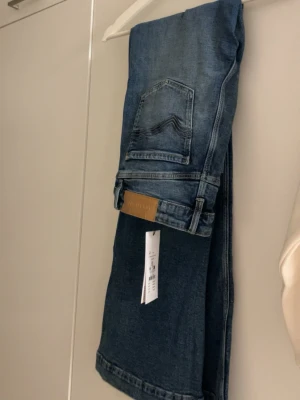 shape up flare jeans - Super fina jeans, helt nya med prislapp från Gina, köptes för 499:95
