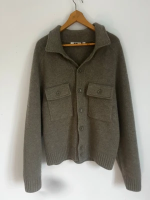 Uniqlo kofta - Tja! Säljer en uniqlo kofta den är i ny skick och färgen är jätte ljusgrön nästan grå. Hör av dig gärna vid funderingar!
