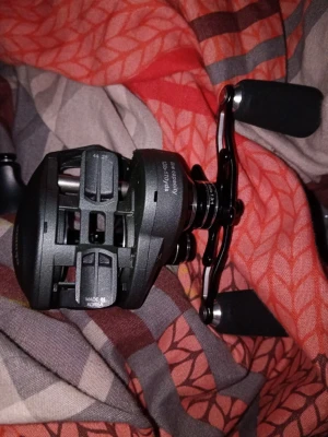 Svart multirulle från Okuma säljer 2 av en sort och 1 av en sort priset kan diskuteras finns i orsa - Säljer en svart multirulle från Okuma, perfekt för fiske. Rullen har två ergonomiska vevhandtag och robust konstruktion i metall och plast. Kompakt design med tydliga reglage och detaljer. Passar till olika typer av fiske.
