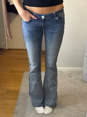 Lågmidjade blå jeans - Säljer mina blå lågmidjade bootcut jeans från Nelly i storlek 38. Skriv för fler frågor eller pris💞