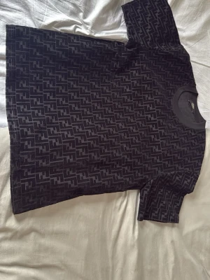 Svart mönstrad t-shirt med logga - Fendi T-shirt helt ny inte använd 1 gång ens vi kan diskutera pris det är bara att skriva