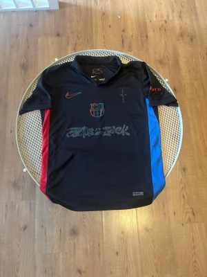 Svart Barcelona x Travis scott tröja - Säljer en svart exklusiv Barcelona tröja från deras  collab med Travis scott. Tröjan är i gott skick och priset går att diskuteras. Hör av dig vid minsta fundering eller om du vill ha fler bilder så löser vi självklart det! 