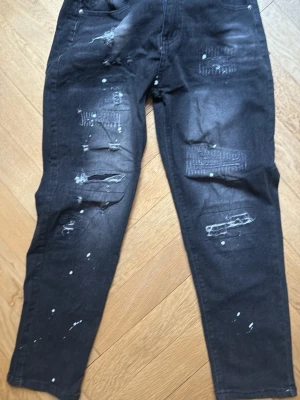 Sjukt feta svarta jeans med slitningar och färg - Nyskick aldrig använda strl 30/30. Passar till alla kläder