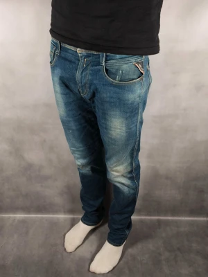 Replay Anbass - Replay Anbass Jeans • Storlek: 30/32 • Skick: 8/10 – fint skick, utan skavanker • Inkluderas: Endast jeansen • Nypris: Ca 2 000 kr • Passform: Modellen på bilden är 180 cm lång, väger 65 kg •