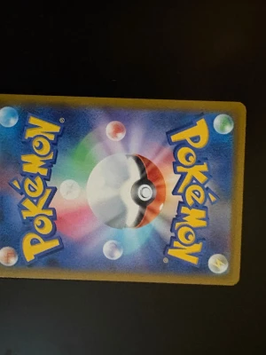 Japansk Pokémonkort Mega Florges EX - Säljer ett japanskt Pokémonkort, Mega Floette EX, med färgstark och glittrig design. Kortet har 250 HP och text på japanska. Perfekt för samlare eller Pokémonfans som vill utöka sin samling med ett unikt och snyggt kort.