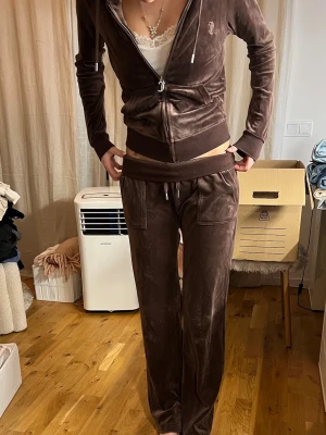 Brunt velourset med hoodie och byxor - Tröja-xs, byxor-s