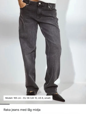Raka svarta jeans med låg midja - Säljer ett par raka svarta jeans från NA-KD med låg midja och klassisk femficksdesign. Jeansen har en avslappnad passform och är tillverkade i denim med en lätt tvättad look. Perfekta för en cool och enkel stil. Aldrig använda och prislappen är kvar!!