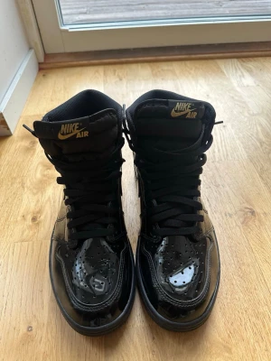 Nike Air Jordan 1 black metallic  - Använda knappast mer än 2 gånger väldigt bra skick 