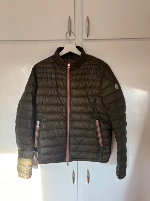 Moncler Daniel jacka  - Perfekt moncler jacka inför hösten i färgen khaki som är lite grön/olivaktig. Vid frågor om produkten är det bara att skriva. Äkthet garanteras✅
