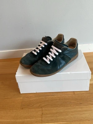 Masion margiela gats  - Ett par Masion Margiela gats i storlek 43 men passar även mig som har storlek 42. Dom är synligt andvända men ingenting som förstör utseendet eller funktionen. Låda och tillbehör tillkommer ! Hör av er vid minsta fundering Mvh Artur 🙌🏻 kan tänka mig att gå ner i pris vid snabb affär 