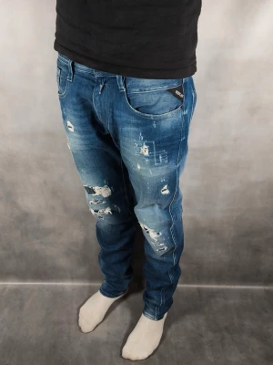 Replay Anbass - Replay Anbass Jeans • Storlek: 31/32 • Skick: 9/10 – fint skick, utan skavanker • Inkluderas: Endast jeansen • Nypris: Ca 2 000 kr • Passform: Modellen på bilden är 180 cm lång, väger 65 kg •