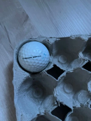 6 st Callaway vita golfbollar - Säljer 6 vita golfbollar med texten Chrome Soft, Chrome Tour och supersoft. Bollarna har klassisk dimple-design och är tillverkade i slitstarkt material. Perfekta för dig som vill fylla på golfbagen med extra bollar.