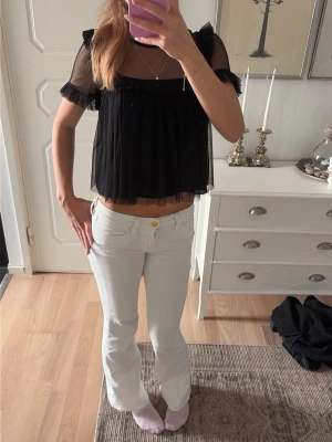 Svart offshoulder topp från Zara - Säljer en svart offshoulder topp från Zara Toppen är ärmlös med volangdetaljer skriv om bättre bild
