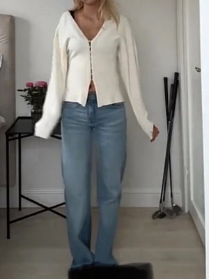 Zara baggy jeans  - Säljer ett par ljusblå jeans med hög midja. Jeansen har klassisk femficksdesign och stängs med dragkedja och knapp. Perfekta till en avslappnad och trendig look. Materialet är denim i bomull.