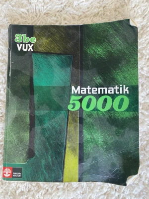 Matematik 5000 3bc VUX - Matematik 5000 3bc VUX är en kursbok i matematik för vuxenutbildning. Omslaget är grönt med inslag av svart och gult, och boken har tydlig text på framsidan. Perfekt för dig som pluggar matte på gymnasienivå.