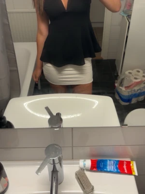 Svart topp från SHEIN -  svart topp. Toppen har en v-ringad urringning och peplumdetalj som ger en fin siluett. Perfekt för dig som vill sticka ut med en stilren look. Pris kan diskuteras! :)