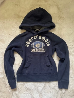Marinblå hoodie Abercrombie & Fitch  - Marinblå zip up Hoodie ifrån Abercrombie & Fitch i storlek M, något liten i storlek!                                              Något urtvättad 