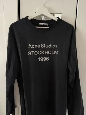 Acne Studios tröja - Säljer min acne studios tröja. Det är knappt använd, max 5 gånger. Äktenhetsbevis saknas tyvär. Säljer då jag behöver pengar. Pris kan diskuteras:)