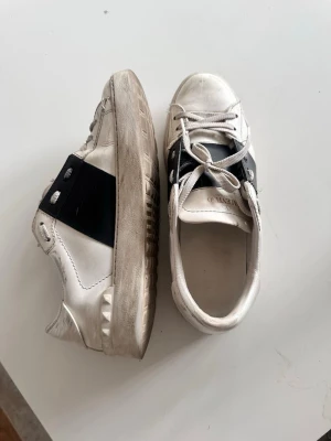 svarta Valentinos - Säljer dessa assnygga Valentinos opens på grund av att de inte kommer till användning kan diskutera pris i storlek 38 men passar 39
